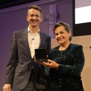 Christiana Figueres Instagram - ICYMI: We awarded the #AlbertMedal🎖️ to @cfigueres last night.💙 A leader on global climate change, she is credited with forging a new brand of collaborative diplomacy that led to the historic Paris Agreement of 2015.
 
Watch the full address at the link in bio.
