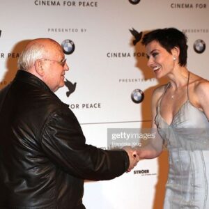 Christiane Paul Instagram - Michael Gorbatschow 🖤
What a great man- one of my heroes…
.
.
@gettyimages @alamystockphoto
