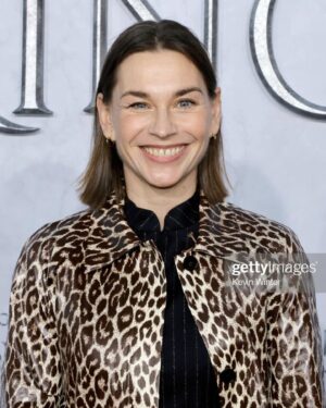 Christiane Paul Instagram - What an amazing night in LA! Thanks for having me @amazonprime at the premiere of THE LORD OF THE RINGS-THE RINGS OF POWER! 
@lotronprime 
Just watched two episodes and I absolutly loved it! Congrats to cast and directors, showrunners and crew for the great work!
.
.
.
@gettyimages 
#styled by @andreaspeterkrings coat by @jilsander #suit and #shoes by @acnestudios #jewelry by @cartier #clutch #isaacreina 
#premiere #lordoftherings #theringsofpower #losangeles #amazonseries