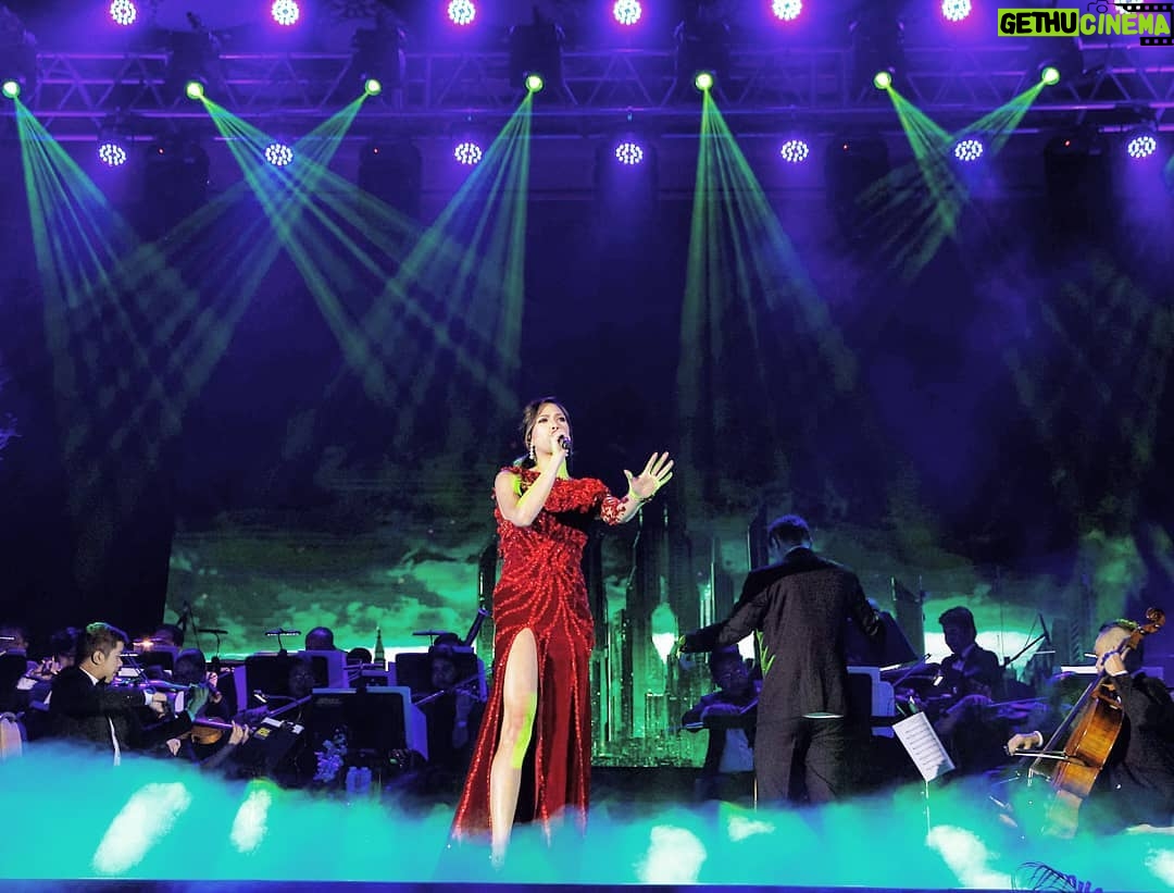 Christine Allado - 1.4K Likes - What a crazy dream it was to make such incredible music together with the @manilaphilharmonic conducted by @richbeadle for 1700 strong at the beautiful @okadamanila 🎶🎵🙏🏻❤️ Director @archangel_frank was the genius behind this incredible audio visual feat for the senses. Thank you direk you are a wonder!
Thank you to @leoalmodal for always being so gracious and generous with his talents and dressing me in this scorching hawt red number ❤️
Styling by @geanthony 👗💅💍