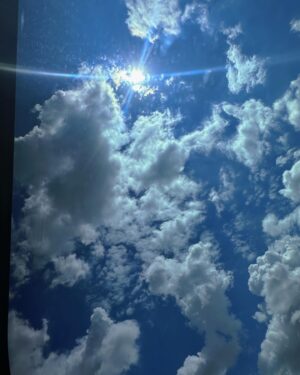 Christine and the Queens Instagram - 🪽🩻 que dieu protège mes poumons si je ne puis renoncer aux nuages. Amen.