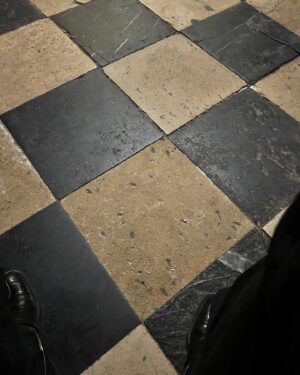 Christine and the Queens Instagram - je prie quand je pleure. petits gourgandins. J’aime si bien comme la petite Antigone avec son petit corps dévoué - je le protège avec l’upgrade du seigneur. Y a du travail à faire. BABYLONE