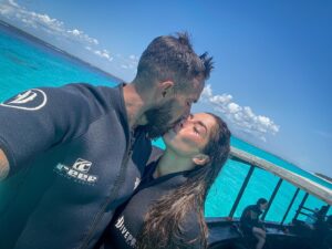 Christophe Dicranian Instagram - Première plongée fier de toi 🤿🐬🧜🏼‍♀️
.
.
.
.
.
 #fire #lifestyle  #love #same #look 
 #couplegoal #funny #amazing #shoot #happy #life #goodtimes #lifestyle #safari #tanzanie #africa #diving