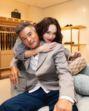Christopher Lee Ming-Shun Instagram - 美丽典雅的亮灯仪式，心情也跟这超高的圣诞树一样亮丽起来！一起迎接圣诞节的到来！！❤️❤️❤️

@louisvuitton 
#LVgifts
@catwalkasia @catwalk.actors 
@fannaiaiwong 
#李铭顺 #christopherlimingshun