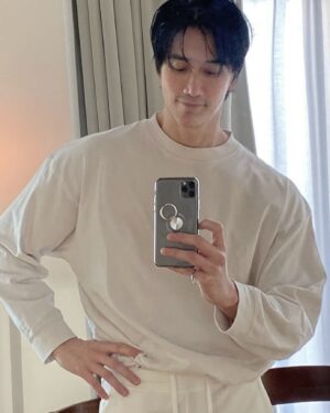 Chuando Tan Instagram - Shower after gym, now, back to work !