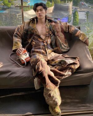 Chuando Tan Instagram - Revive your light
Manifest your dreams
Realise your worth 
🤍🤍🤍
@louisvuitton 
#LVMenFW22