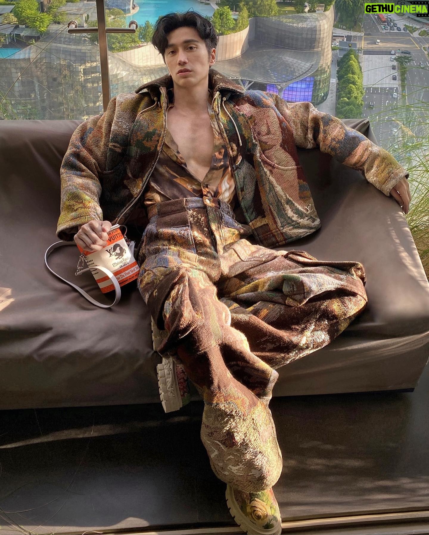 Chuando Tan - 28.4K Likes - Revive your light
Manifest your dreams
Realise your worth
🤍🤍🤍
@louisvuitton
#LVMenFW22