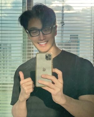 Chuando Tan Instagram - 祝天下爸爸妈妈们，母亲节快乐 
Happy Mother’s Day y’all🤍🤍🤍