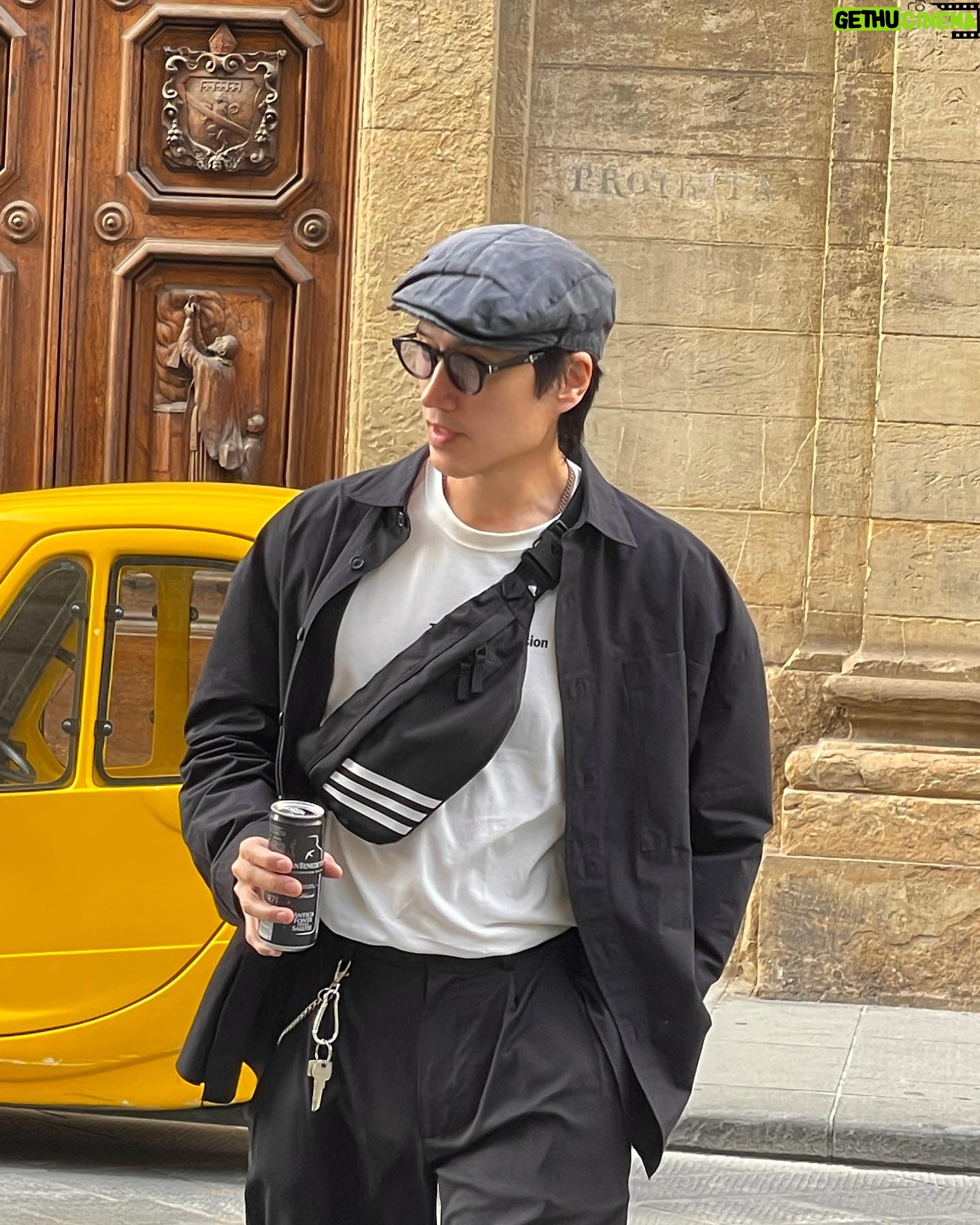 Chuando Tan - 24K Likes - Marveling at the exquisite exterior details of Santa Trinita, a Roman Catholic Church, situated in front of the piazza of the same name, founded in 1092 by a Florentine nobleman.
Hands up who loves architecture too 🙋♀️🙋♂️:)
#Florence #Italy