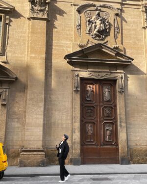 Chuando Tan Instagram - Marveling at the exquisite exterior details of Santa Trinita, a Roman Catholic Church, situated in front of  the piazza of the same name, founded in 1092 by a Florentine nobleman.
Hands up who loves architecture too 🙋‍♀️🙋‍♂️:)
#Florence #Italy