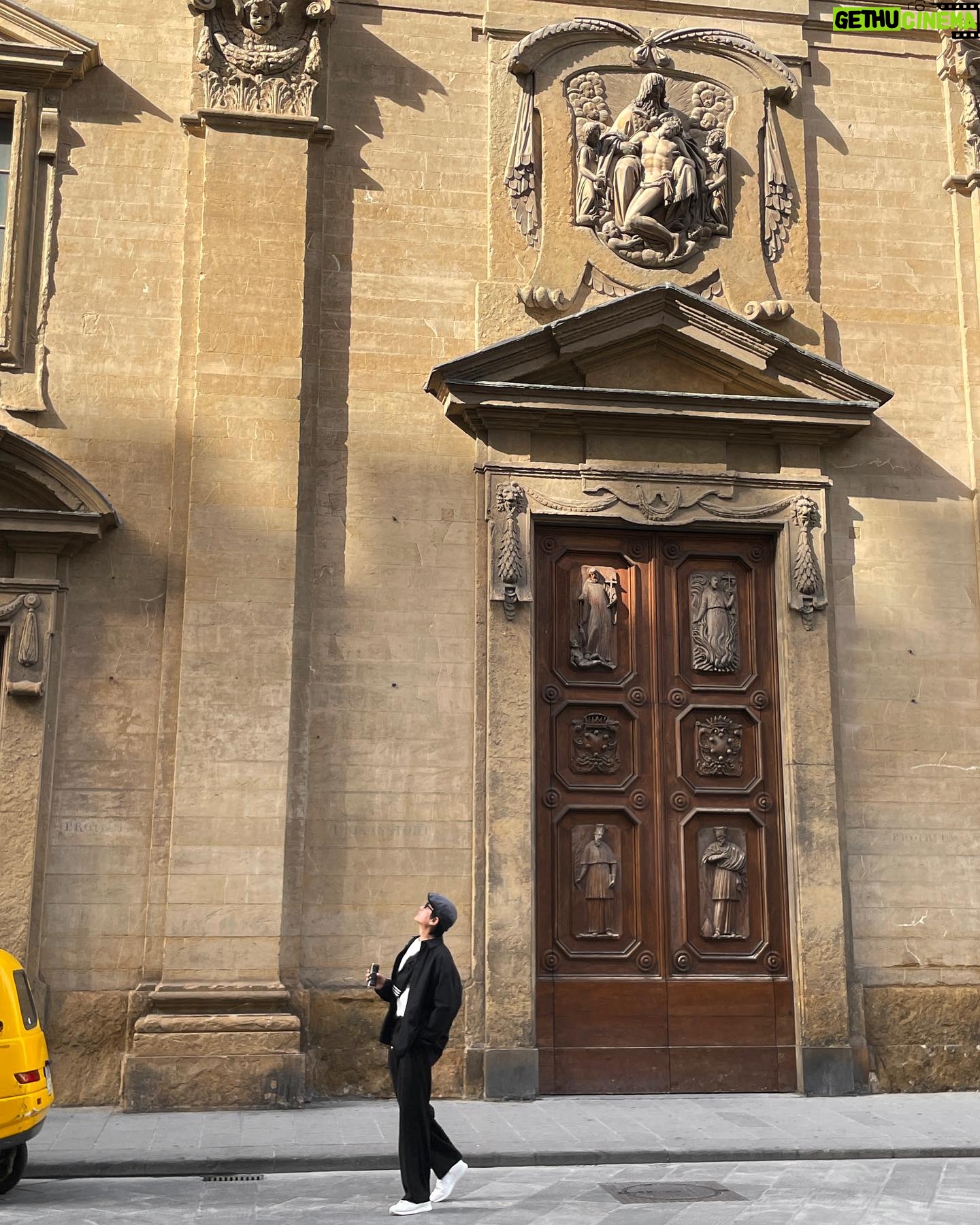 Chuando Tan - 24K Likes - Marveling at the exquisite exterior details of Santa Trinita, a Roman Catholic Church, situated in front of the piazza of the same name, founded in 1092 by a Florentine nobleman.
Hands up who loves architecture too 🙋♀️🙋♂️:)
#Florence #Italy
