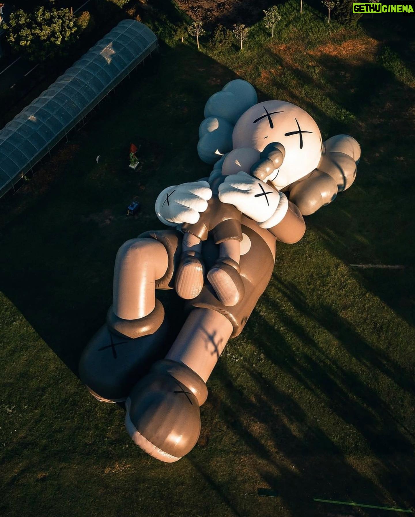 Chuando Tan - 25.8K Likes - EXTRA EXTRA !!!
If you’re in Singapore, shall we meet there ? Say, on the 13th Nov, 5pm ? LOL
The iconic 42-meters long KAWS FLOAT is making it way to SINGAPORE @ Marina Bay finally !!!
From 13 - 21 Nov 2021
@KAWS @ARR.AllRightsReserved
#KAWS #KAWSHOLIDAY #AllRightsReserved