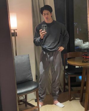 Chuando Tan Instagram - l’d be telling a lie if I ain‘t aging like everyone else.
But we can try to age healthily and happily.
Did u eat healthily today?
Did you at least take a long walk today ? ✌️😎