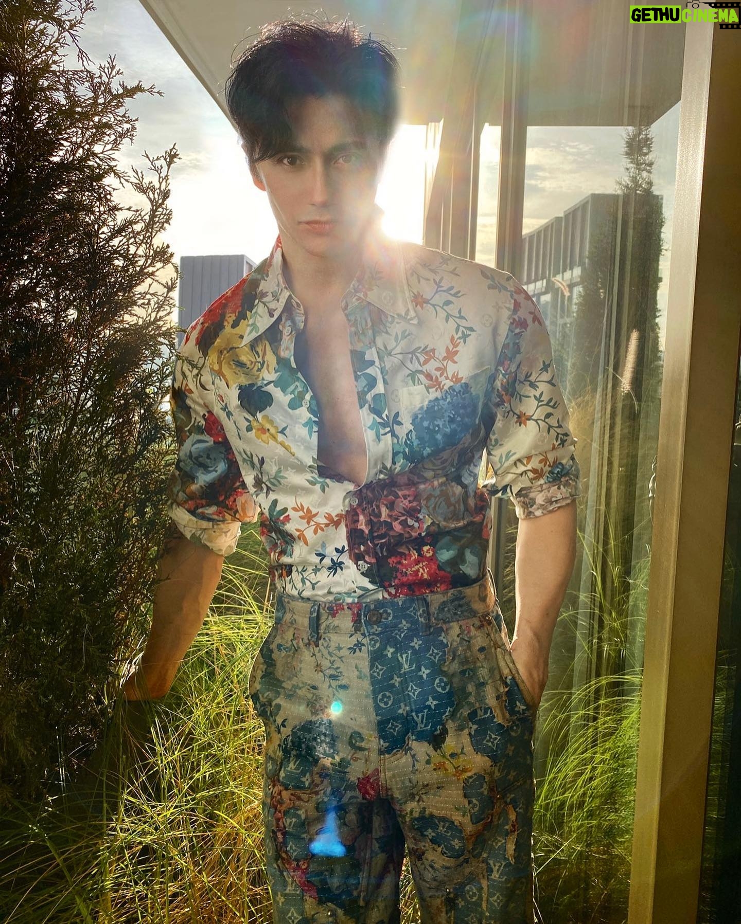 Chuando Tan - 28.4K Likes - There are always flowers for those who want to see them🤍
@louisvuitton
#LVMenFW22