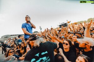 Chuck Comeau  Instagram - Getting up close and personal with all of you in France! 🇫🇷🤘

Bonne Fête Nationale à nos cousins Français! On vous aime et on a adoré nos spectacles chez vous cet été! Bravo pour la belle performance à l’Euro! 🇫🇷❤️🤘⚽️ 

📸: @shotbywozniak