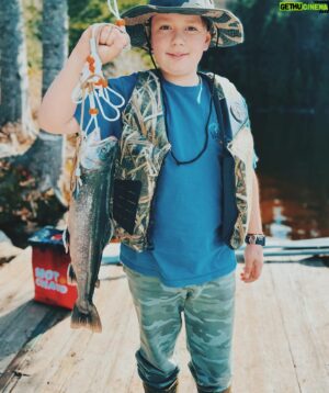 Chuck Hughes Instagram - 14 truites, 4 roues, 3 boys, 0 réseau!! Merci à la gang de @auberge_labarriere pour les histoires de pêche !! 🎣