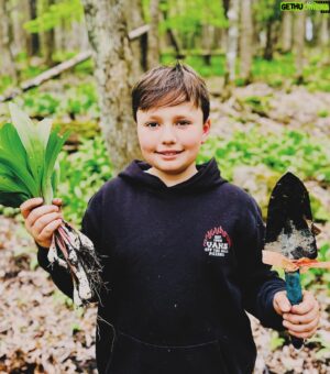 Chuck Hughes Instagram - When life gives you de l’ail des bois et de la rhubarbe…. 🌱