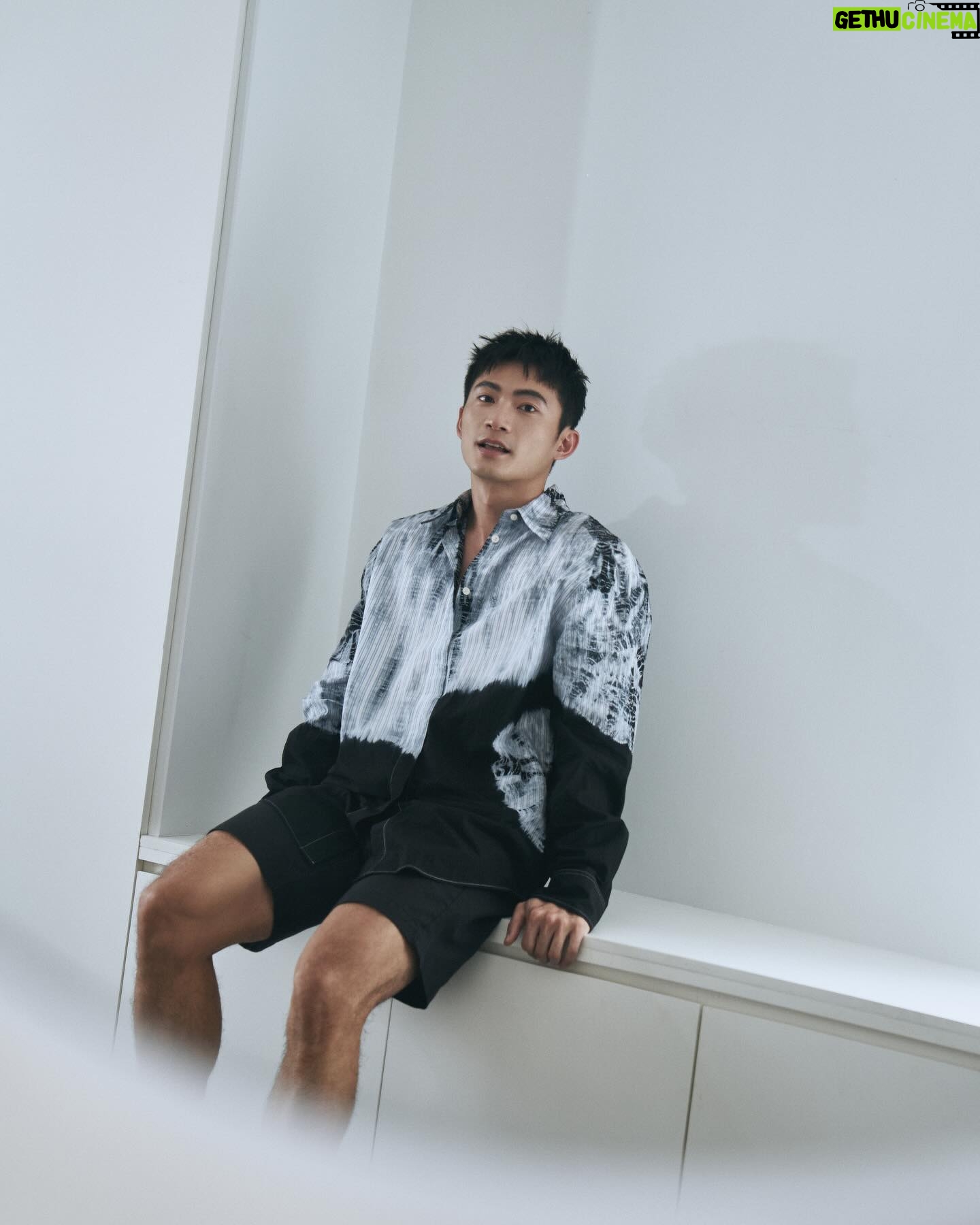 Chuck You - 2.3K Likes - #chuckvoyage
👔/ @msgm @bluebelltw
Hair Stylist / @kimstarworld
Makeup stylist/ @backstage_curry
Photographer / @33lightning33
今天外面下的雨很煩
上次淋到雨整個被冷到
還我好天氣😤