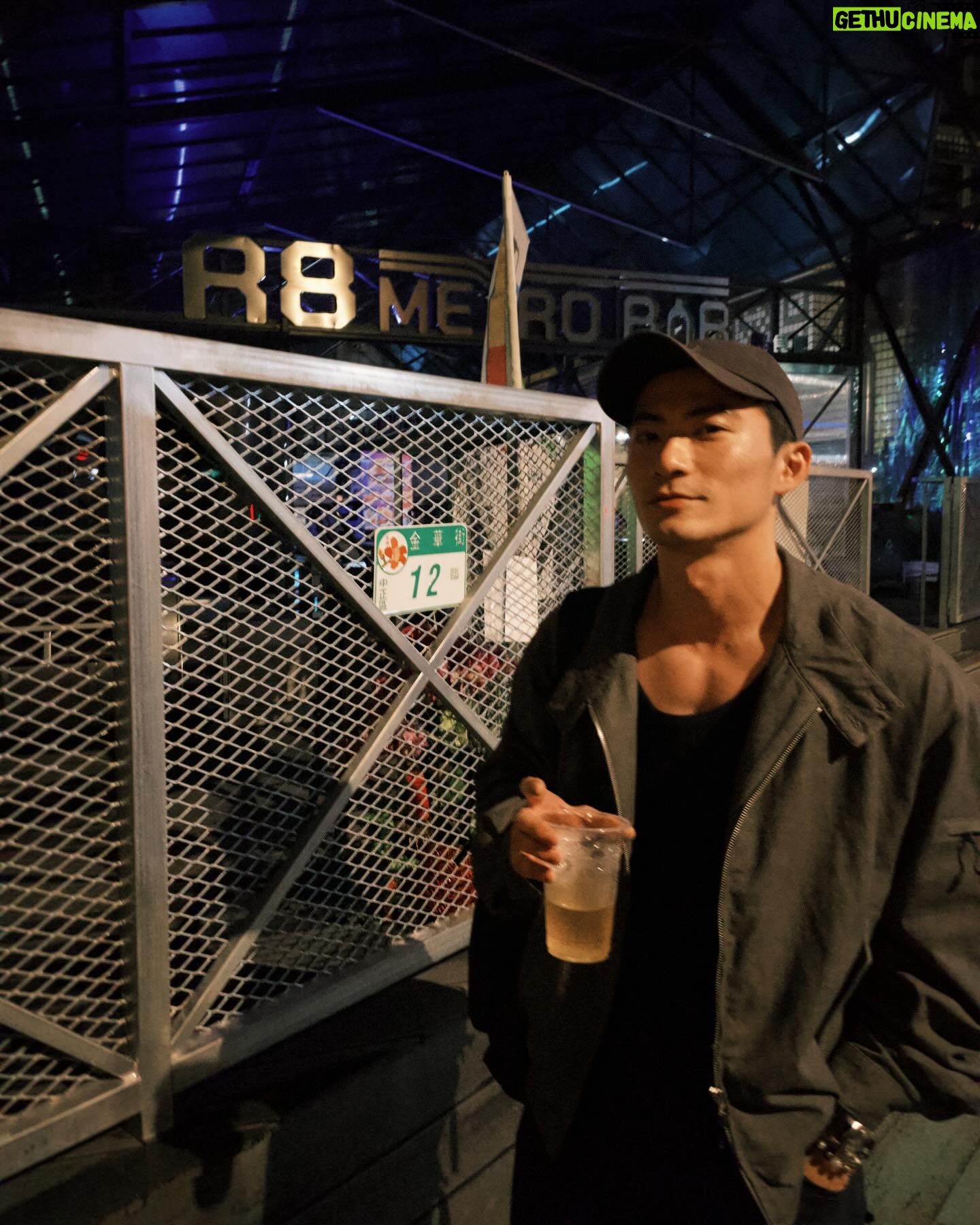 Chuck You - 1.7K Likes - #chuckvoyage
在新竹拍完收工後直接跟 @george_actor0723
來吃 @luckie_77_chicken
然後⋯然後就得到幾杯開心的小東西😃
還看到久久沒見的 @nick_chen1104
直接喝到我生日😂