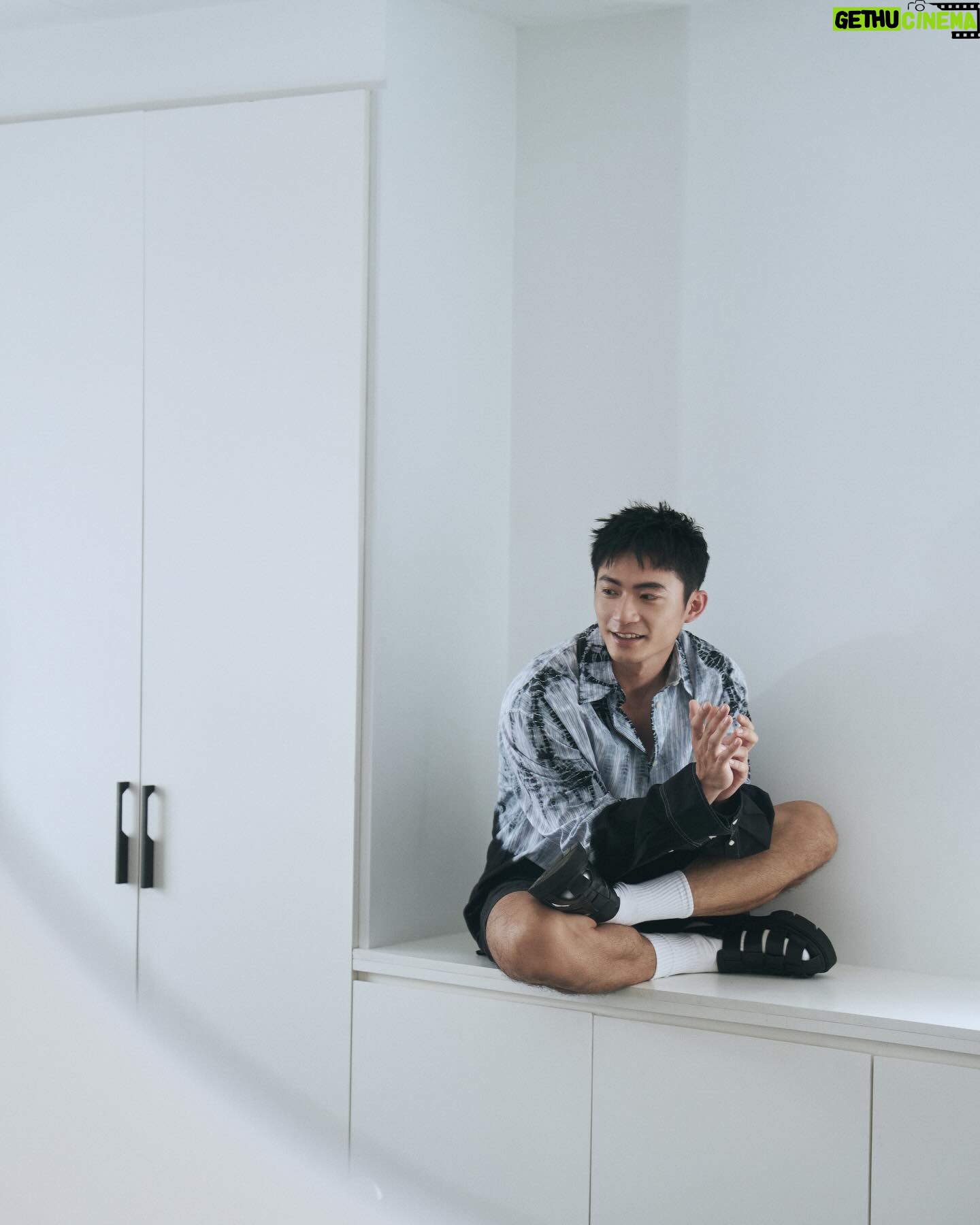 Chuck You - 2.3K Likes - #chuckvoyage
👔/ @msgm @bluebelltw
Hair Stylist / @kimstarworld
Makeup stylist/ @backstage_curry
Photographer / @33lightning33
今天外面下的雨很煩
上次淋到雨整個被冷到
還我好天氣😤