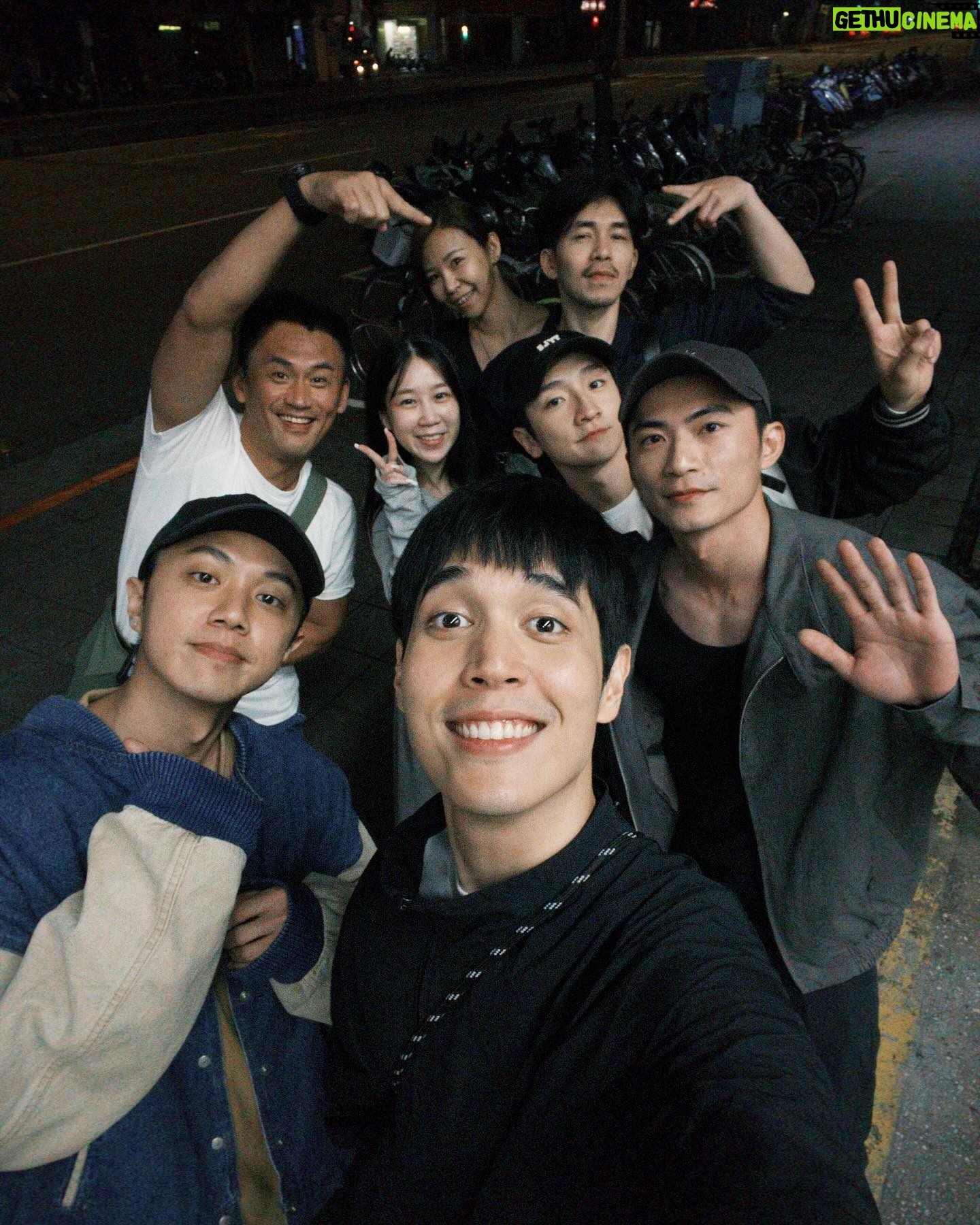Chuck You - 1.7K Likes - #chuckvoyage
在新竹拍完收工後直接跟 @george_actor0723
來吃 @luckie_77_chicken
然後⋯然後就得到幾杯開心的小東西😃
還看到久久沒見的 @nick_chen1104
直接喝到我生日😂