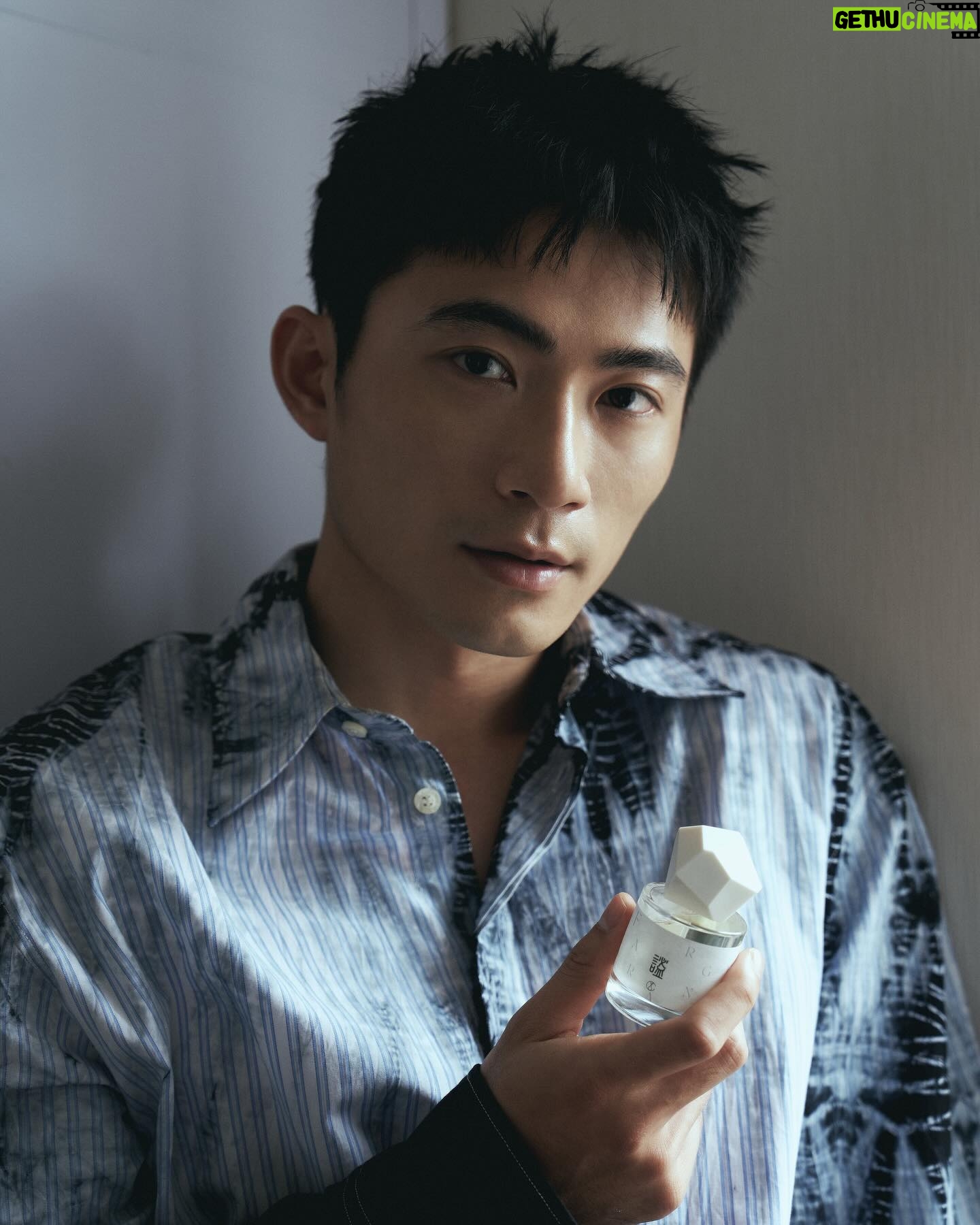 Chuck You - 2.6K Likes - #chuckvoyage
我曾經想過自己是一張白紙,
經歷了人生各種歷練與閱歷,
就像在白紙上書寫了各種段落與故事,
我的人生——或許不轟轟烈烈,但趣味十足。
生氣時我可以將自己揉皺;
崩潰時我可以將自己撕碎;
情緒回穩時我再用膠帶一一貼好;
更有趣的是我也可以賦予它香氣
噴兩下香水也讓我在休息時得到平靜的氛圍。
我的故事是可以自由填寫的!你或許也可以!
而 VC Fragrance也給我不同的選擇,
每瓶香水都有一小段句子,
當然,你也可以賦予它屬於你自己的小故事。
我選擇的是—謐 紅茶茶香調
「沉靜的東方木質調,給午後多了些靜謐。」
當你賦予這個香味一個情緒記憶後,
再次聞到這個味道時,
自己也將被自己所賦予的情緒記憶給影響,
例如我需要在情緒回穩後能給自己休息的時間,
我可以透過這個小方法讓自己的情緒更平穩。
如果你也想創造自己香味的情緒記憶,
4/1-5/12在統一時代台北店快閃門市,
去臨櫃感受一下吧!
@vc_fragrance
#板橋茶香木質香氛 #板橋手作香氛店 #vcfragrance