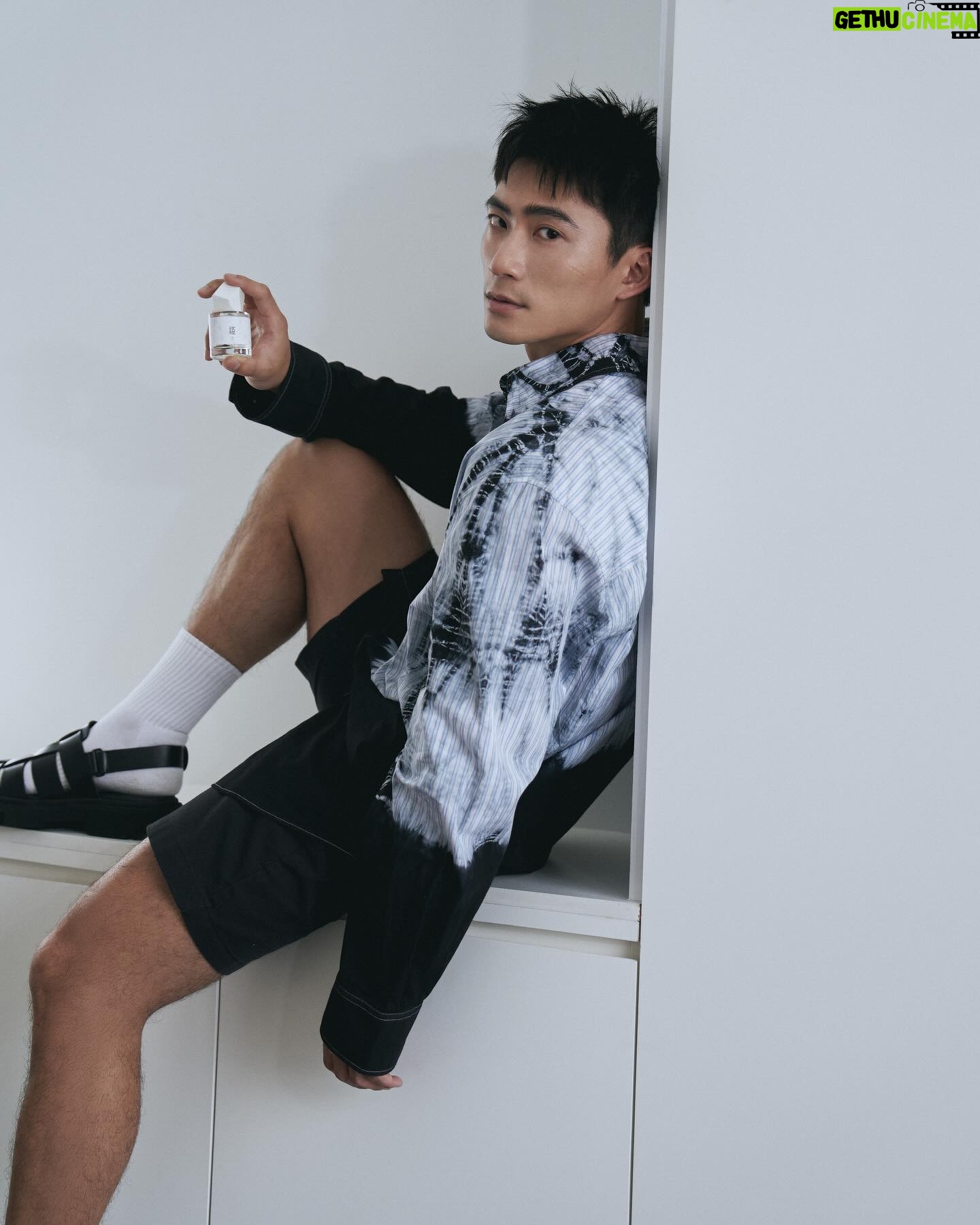 Chuck You - 2.6K Likes - #chuckvoyage
我曾經想過自己是一張白紙,
經歷了人生各種歷練與閱歷,
就像在白紙上書寫了各種段落與故事,
我的人生——或許不轟轟烈烈,但趣味十足。
生氣時我可以將自己揉皺;
崩潰時我可以將自己撕碎;
情緒回穩時我再用膠帶一一貼好;
更有趣的是我也可以賦予它香氣
噴兩下香水也讓我在休息時得到平靜的氛圍。
我的故事是可以自由填寫的!你或許也可以!
而 VC Fragrance也給我不同的選擇,
每瓶香水都有一小段句子,
當然,你也可以賦予它屬於你自己的小故事。
我選擇的是—謐 紅茶茶香調
「沉靜的東方木質調,給午後多了些靜謐。」
當你賦予這個香味一個情緒記憶後,
再次聞到這個味道時,
自己也將被自己所賦予的情緒記憶給影響,
例如我需要在情緒回穩後能給自己休息的時間,
我可以透過這個小方法讓自己的情緒更平穩。
如果你也想創造自己香味的情緒記憶,
4/1-5/12在統一時代台北店快閃門市,
去臨櫃感受一下吧!
@vc_fragrance
#板橋茶香木質香氛 #板橋手作香氛店 #vcfragrance