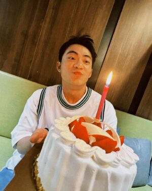 Chuck You Instagram - #chuckvoyage
第二個生日慶是由此生不能沒有他的好朋友🥹
幾年前同鄉一起來台北打拼收到很多他的幫忙
希望身體健康 賺大錢！！ @forever94020 
（不好意思，我生日後天才到🙂）