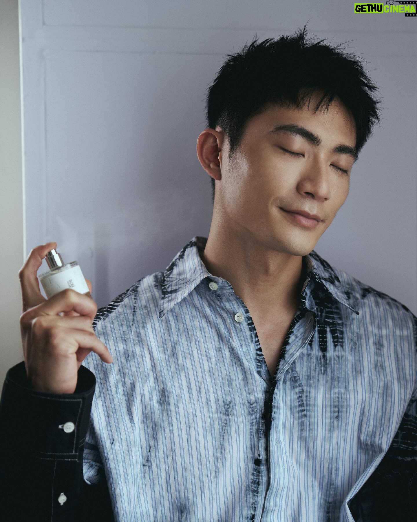 Chuck You - 2.6K Likes - #chuckvoyage
我曾經想過自己是一張白紙,
經歷了人生各種歷練與閱歷,
就像在白紙上書寫了各種段落與故事,
我的人生——或許不轟轟烈烈,但趣味十足。
生氣時我可以將自己揉皺;
崩潰時我可以將自己撕碎;
情緒回穩時我再用膠帶一一貼好;
更有趣的是我也可以賦予它香氣
噴兩下香水也讓我在休息時得到平靜的氛圍。
我的故事是可以自由填寫的!你或許也可以!
而 VC Fragrance也給我不同的選擇,
每瓶香水都有一小段句子,
當然,你也可以賦予它屬於你自己的小故事。
我選擇的是—謐 紅茶茶香調
「沉靜的東方木質調,給午後多了些靜謐。」
當你賦予這個香味一個情緒記憶後,
再次聞到這個味道時,
自己也將被自己所賦予的情緒記憶給影響,
例如我需要在情緒回穩後能給自己休息的時間,
我可以透過這個小方法讓自己的情緒更平穩。
如果你也想創造自己香味的情緒記憶,
4/1-5/12在統一時代台北店快閃門市,
去臨櫃感受一下吧!
@vc_fragrance
#板橋茶香木質香氛 #板橋手作香氛店 #vcfragrance