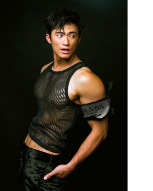 Chuck You Instagram - 晏人物 x Men’s Uno 
7月號 下篇
查克 帶壞學弟的學長murmur 

「其實大家給晏拍不用太認真沒有關係，拍攝其實都有一點小技巧以及坳步

老學長的提點😊
1.平常訓練是很重要沒錯，但那僅限於勤勞人，懶人就是得聰明一點

2.前兩天或一天，保持每天只喝500cc以內的水，讓身體脫水這樣就會很乾，線條就很明顯，當天再吃碳水讓肌肉膨脹就好

3.找好的髮型師、化妝師、攝影師

4.不要做一些很奇怪的和老土的表情（晏常常叫我做，我覺得他很土，例如單眨眼、吐舌頭、抿嘴、咬唇這些我覺得很油膩。）自然其實就很好看了！

5.拍攝前就是暖身一下，有做有差，不做的話就叫攝影師修圖，反正就是有一個人會當冤大頭🙂

6.眼睛如果要看鏡頭就看鏡頭下緣，但不要死盯著，在拍攝前面你就慢動作，想像自己被銀狐（遲緩果實） 照射到，然後四處亂動，給攝影師抓拍，如果有好看的動作他再叫你停你就停就好！」

有些地方聽聽就好
然後我就是喜歡查做老土的表情怎樣🙄

Makeup @hsuan_makeup 
Hairstyle @howard_00103 
Talent @you.kaichen 
Styling & Photography @timothy_figure 
Magazine @mensunotw 

Tank top @courreges 
Trousers @paulsmithdesign 
Scarf @prada 

商業攝影 人像寫真 體態紀錄 形象拍攝
歡迎來訊臉書粉絲團 晏人物 Timothy’s photos