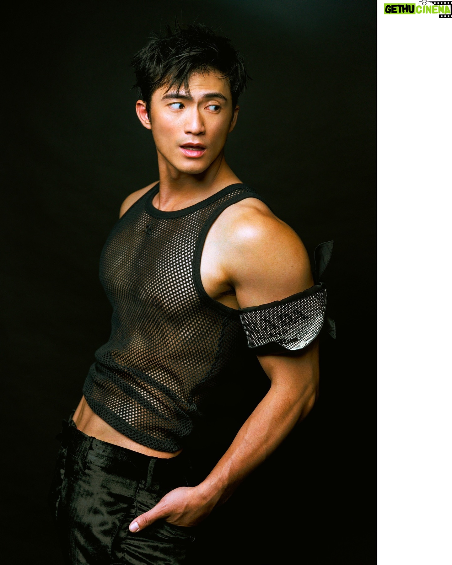 Chuck You - 17.3K Likes - 晏人物 x Men’s Uno
7月號 下篇
查克 帶壞學弟的學長murmur
「其實大家給晏拍不用太認真沒有關係,拍攝其實都有一點小技巧以及坳步
老學長的提點😊
1.平常訓練是很重要沒錯,但那僅限於勤勞人,懶人就是得聰明一點
2.前兩天或一天,保持每天只喝500cc以內的水,讓身體脫水這樣就會很乾,線條就很明顯,當天再吃碳水讓肌肉膨脹就好
3.找好的髮型師、化妝師、攝影師
4.不要做一些很奇怪的和老土的表情(晏常常叫我做,我覺得他很土,例如單眨眼、吐舌頭、抿嘴、咬唇這些我覺得很油膩。)自然其實就很好看了!
5.拍攝前就是暖身一下,有做有差,不做的話就叫攝影師修圖,反正就是有一個人會當冤大頭🙂
6.眼睛如果要看鏡頭就看鏡頭下緣,但不要死盯著,在拍攝前面你就慢動作,想像自己被銀狐(遲緩果實) 照射到,然後四處亂動,給攝影師抓拍,如果有好看的動作他再叫你停你就停就好!」
有些地方聽聽就好
然後我就是喜歡查做老土的表情怎樣🙄
Makeup @hsuan_makeup
Hairstyle @howard_00103
Talent @you.kaichen
Styling & Photography @timothy_figure
Magazine @mensunotw
Tank top @courreges
Trousers @paulsmithdesign
Scarf @prada
商業攝影 人像寫真 體態紀錄 形象拍攝
歡迎來訊臉書粉絲團 晏人物 Timothy’s photos