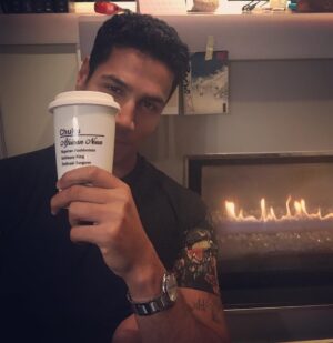 Chuku Modu Instagram - Boys from London came to Canada bearing gifts. Morning coffee made easy. 🌋 #WhatDoYouKnowAboutADothrakiSurgeon