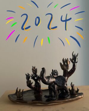 Chun-Chih Huang Instagram - 2023 美好的一年

冬好出生在2023的1月，我們相遇在6月底，7月初成為家庭成員
感謝她的加入，讓我更柔軟、更懂得愛同時也更勇敢

一年一眨眼就過去，發生了好多好多事，我會記得在雨夜裡的鼓勵、擁抱、水蜜桃果汁的乾杯、還有那些真誠的訊息和打氣
也不會忘記那些只為了滿足自己的惡意貶低和羞辱

好事常常與壞事相伴，希望大家如果遇到壞事，也都能對抗煤氣燈效應，且用更開放的心情去迎接那些好事的到來，在年末的冬天更加有體悟，謝謝身邊的朋友們、謝謝自己的勇敢，謝謝2023

2024期許自己 保持勇敢、好奇、保持相信善良的心、提醒自己經過只是經過，自己還是自己

祝福大家新年快樂、平安健康、被美好圍繞。

（最後一則是一首溫暖過我的歌，練習了一小小小段）