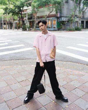 Chun-Chih Huang Instagram - SANDRO x ROP VAN MIERLO的這系列服裝，讓我想起大學時期在教兒童美術時的回憶，當時小朋友們，很喜歡把水彩混在一起，或是加很多水，讓它隨意流動，曾經會試著想告訴他們，大人眼中的正確使用方式，但靜下來想想，又覺得媒材的存在取決於使用的人，該怎麼畫出自己喜歡的樣子才是我覺得最重要的，後來就只告訴他們混在一起會變什麼顏色，加了更多的水會變成什麼樣子，或試給他們看，提供更多不同的可能；現在看就像衣服上ROP VAN MIERLO的濕畫小貓一樣，自由純真！

@sandroparis #SandroParis #SandroxWildAnimals #FallWinter2024 #FW24