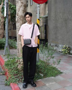 Chun-Chih Huang Instagram - SANDRO x ROP VAN MIERLO的這系列服裝，讓我想起大學時期在教兒童美術時的回憶，當時小朋友們，很喜歡把水彩混在一起，或是加很多水，讓它隨意流動，曾經會試著想告訴他們，大人眼中的正確使用方式，但靜下來想想，又覺得媒材的存在取決於使用的人，該怎麼畫出自己喜歡的樣子才是我覺得最重要的，後來就只告訴他們混在一起會變什麼顏色，加了更多的水會變成什麼樣子，或試給他們看，提供更多不同的可能；現在看就像衣服上ROP VAN MIERLO的濕畫小貓一樣，自由純真！

@sandroparis #SandroParis #SandroxWildAnimals #FallWinter2024 #FW24