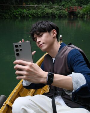 Chun-Chih Huang Instagram - 帶著 Samsung Galaxy S24 Ultra 出去玩！

每次出去旅遊的時候，都要先做很多功課，看遊記、看攻略，還要查交通、票價、景點特色等等，使用 Galaxy S24 Ultra 裡的 「 #筆記智慧助理 」就可以快速摘要文字重點，這樣下次要舊地重遊，就不用重新找資料，可以快速找到自己做好的筆記攻略了！搭配新推出的 Galaxy Fit3，隨時查看當地天氣、體感溫度、步數紀錄等，讓過程不失誤

想回顧旅遊過程中隨手記錄的精彩畫面，也能在拍攝完後使用「 #生成式慢動作精彩鏡頭 」把喜歡的畫面放慢強調，像這次到烏來瀑布，我就把瀑布的水流放慢，看水花濺起的樣子，比肉眼看到的更加細緻，後來還拍了貓、拍了在湖上划船，本來還想錄在划船的過程，結果突然下起大雨，一直下到晚上；一開始還擔心下雨的夜晚會拍得不夠清晰，但 Galaxy S24 Ultra 低光源拍攝時也不怕，使用「 #超明亮暗夜人像攝影 」人物也可以很清楚；支援兩億畫素、遠距、光學防手震、百倍變焦，實測之後，真的可以在光線不足的地方拍出好照片，從早拍到晚都細節滿滿！

最後分享一隻橘色的小貓，他在我拍照的時候一直在旁邊蹭來蹭去湊熱鬧，大家有來這裡的話，請替我摸摸這個愛撒嬌擾亂拍攝的小子

#TeamGalaxy #GalaxyS24Series #一出手就搞定 @samsungtaiwan
