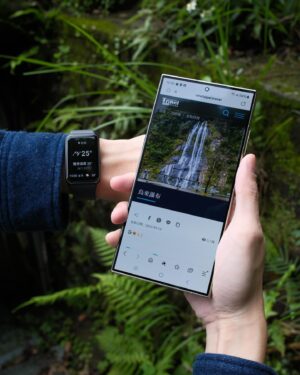 Chun-Chih Huang Instagram - 帶著 Samsung Galaxy S24 Ultra 出去玩！

每次出去旅遊的時候，都要先做很多功課，看遊記、看攻略，還要查交通、票價、景點特色等等，使用 Galaxy S24 Ultra 裡的 「 #筆記智慧助理 」就可以快速摘要文字重點，這樣下次要舊地重遊，就不用重新找資料，可以快速找到自己做好的筆記攻略了！搭配新推出的 Galaxy Fit3，隨時查看當地天氣、體感溫度、步數紀錄等，讓過程不失誤

想回顧旅遊過程中隨手記錄的精彩畫面，也能在拍攝完後使用「 #生成式慢動作精彩鏡頭 」把喜歡的畫面放慢強調，像這次到烏來瀑布，我就把瀑布的水流放慢，看水花濺起的樣子，比肉眼看到的更加細緻，後來還拍了貓、拍了在湖上划船，本來還想錄在划船的過程，結果突然下起大雨，一直下到晚上；一開始還擔心下雨的夜晚會拍得不夠清晰，但 Galaxy S24 Ultra 低光源拍攝時也不怕，使用「 #超明亮暗夜人像攝影 」人物也可以很清楚；支援兩億畫素、遠距、光學防手震、百倍變焦，實測之後，真的可以在光線不足的地方拍出好照片，從早拍到晚都細節滿滿！

最後分享一隻橘色的小貓，他在我拍照的時候一直在旁邊蹭來蹭去湊熱鬧，大家有來這裡的話，請替我摸摸這個愛撒嬌擾亂拍攝的小子

#TeamGalaxy #GalaxyS24Series #一出手就搞定 @samsungtaiwan