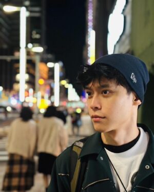 Chun-Chih Huang Instagram - 2023 美好的一年

冬好出生在2023的1月，我們相遇在6月底，7月初成為家庭成員
感謝她的加入，讓我更柔軟、更懂得愛同時也更勇敢

一年一眨眼就過去，發生了好多好多事，我會記得在雨夜裡的鼓勵、擁抱、水蜜桃果汁的乾杯、還有那些真誠的訊息和打氣
也不會忘記那些只為了滿足自己的惡意貶低和羞辱

好事常常與壞事相伴，希望大家如果遇到壞事，也都能對抗煤氣燈效應，且用更開放的心情去迎接那些好事的到來，在年末的冬天更加有體悟，謝謝身邊的朋友們、謝謝自己的勇敢，謝謝2023

2024期許自己 保持勇敢、好奇、保持相信善良的心、提醒自己經過只是經過，自己還是自己

祝福大家新年快樂、平安健康、被美好圍繞。

（最後一則是一首溫暖過我的歌，練習了一小小小段）