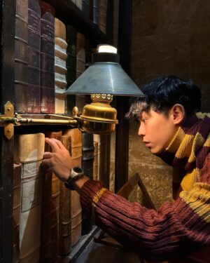 Chun-Chih Huang Instagram - 完蛋，開學忘記準備魔藥學了

#Harrypotter