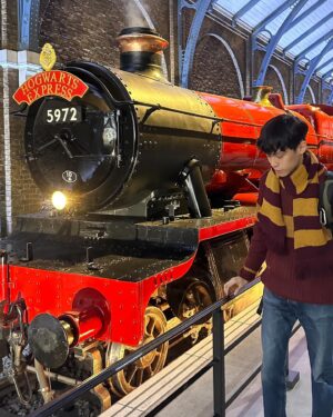 Chun-Chih Huang Instagram - 完蛋，開學忘記準備魔藥學了

#Harrypotter