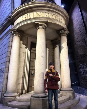 Chun-Chih Huang Instagram - 完蛋，開學忘記準備魔藥學了

#Harrypotter