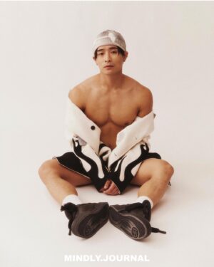 Chun-Hao Hu Instagram - #MINDLYBOYS SERIES・刺刺 HU JUN HAO

男性，是指雄性的人類，與雌性人類即女性相對。這個名詞同時亦可指文化上的性別角色。跟女性一樣，社會對男性的標籤和期許有增無減。

幕前的，大眾認為「佢做得呢行，預左要被人鬧」，慣性被評頭論足。然而世界並沒有完美的人，同為男性，都是平等的人類。MINDLYBOYS 系列，不間斷邀請多類型幕前，透過照片和自白，展現多面向的自我。從不完美中，重新發現，值得驕傲的地方。
_______

「我認為自己是獨立的個體，框架就是一種侷限，尊重的前提下，成為理想中的自己是更為重要的。」—— 刺刺

刺刺，也許是一個比較陌生的名字，來自台灣的舞蹈俊男胡峻豪，享受舞台上被歡呼的感覺。在上年推出第二首個人單曲 Horny 大膽前衛的作風，希望大家以更誠實的心去面對自己的慾望。

Q : 如果選一個感官，你最近的作品最想滿足觀眾哪一部位？
聽覺，音樂總能給予我們很多想像，那是很美好的一件事，也希望能藉由音樂傳遞能量。

Full article on mindlyjournal.info
—— Follow us @mindly.journal

Featuring - @junhaohu
Creative director & stylist - @syanleung
Photographer - @hungmc
Producer & Text - @jazika_h
Wardrobe - @haculla @dolcegabbana @wonderland.underwear 

#刺刺Tsz #刺刺 #胡峻豪 #Tsz #horny #舞蹈 #Dancing #BumbleBee #haculla #dolcegabbana #dolcegabbanahk #wonderlandunderwear 

#MINDLYJOURNAL
#SHARETHESAMEMIND