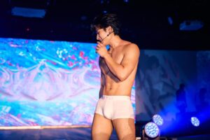 Chun-Hao Hu Instagram - 從九月發歌到現在也接連完成了幾個舞台，每一次上台我都很珍惜，都希望能夠給台下的觀眾有更好的觀影感受。

這次的場地有了更好的舞台規格，燈光及音響投影幕，舞者老師們的用心，感謝這次的機會，讓我完成了腦中歌曲該呈現的樣子，內心真的好感動。

另外台下的朋友們真的很熱情，特別是快速換裝的時候，哈哈哈哈哈哈，不枉費我上台前努力ㄉ健身與飲食控管。
愛你們，下次見ㄛ 

Thank u White Party🤍
🙏🏼 @locker.room.men 

📷 @shawnsun.photography @75l55 
✂️ @jarvis_lin0131 
💄 @moneymakeeddie 

#Tsz #whiteparty #bumblebee #horny
