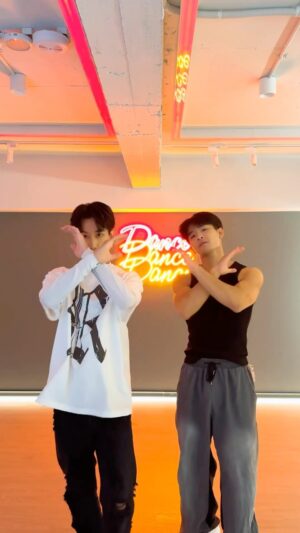 Chun-Hao Hu Instagram - 🫦🫦🫦 #McNasty 
박재범한테 소리쳐봐 @moresojuplease 

D // @lil_ming_0531 & @junhaohu 

Dance Studio @partiiient_official 

#dancechallenge #fypviralシ #trendingreels #tøp #nasty #boys #duos #jaypark #mcnastychallenge #dancevideo #dancer #sexy #sexydance #reels