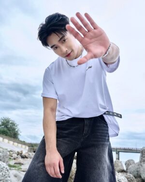 Chun-Hao Hu Instagram - 擁抱是一種溫柔的力量，能讓心靈找到避風港。
當你感到無助時，一個擁抱能帶來無比的安慰，讓你重新振作，感受到生活中的愛與支持。

#hug #love