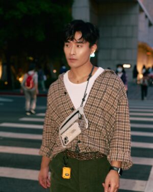 Chun-Hao Hu Instagram - 來了！ 
這次要好好的犒賞自己 
51勞工節，麻煩對自己好一點，愛自己🤍 

7-ELEVEN推出Bitplay and Nationl Geographic精品集點活動
有一系列質感手機周邊，完全是上班族必備，和大家分享我的幾個搭配，給你們參考：

➊Bitplay 6mm撞色掛繩＋Nationl Geographic soft矽膠保護殼＋自動開蓋AirPods保護殼＿＿For 台北東區時尚行銷專員，一個精明能幹的感覺

➋Bitplay霧面磁吸殼＋磁吸殼套支架＿＿For 追劇神器，給每一個下班需要好好休息的上班族們

➌Bitplay AquaSeal Lite全防水輕量手機袋＋霧面磁吸殼（軍規防摔等級）＋Nationl Geographic Apple Watch 錶帶＿＿For 下班立刻去趴替的上班族😝 

真的是最愛防水袋！很實用，錯過潑水節，夏天也要到了，一整個是玩水必備🥹

想要帥一波不能錯過 @7eleventw 活動時間!!
《Bitplay｜National Geographic國家地理》精品集點送
📣 5/1(三)下午3點~5/12 門市快閃購
至7-11門市不限消費金額 報手機 直接買！
5/13下午3點起OPENPOINT App 小7集點卡6點加價預購

Photographer：@shawnsun.photography
Venue：@mushroooom_studio
Hairstyle：@pongu.c
Brand：@natgeo.acc_skinplayer.tw @bitplay_official 

#natgeo #bitplay #7eleven