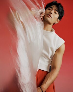 Chun-Hao Hu Instagram - 祝我生日快樂🎂🤍
Say Happy birthday to me.
-
眼神 ，
拍攝第三張照片時，我心裡在想：今年一定會更好的，我知道我去年做了很多嘗試，遇見了很多人，在意當下，用眼睛去對話，這使我感到踏實。 

Credit
Hairstyle @pongu.c 
Makeup @moneymakeeddie 
Clothes @dleet____ 
Photo @__liangjing__ 

#happybirthday #224