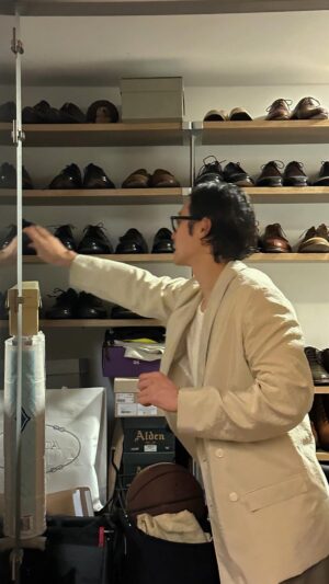 Chun Jung-myung Instagram - 지네 어떤데 🐛👞