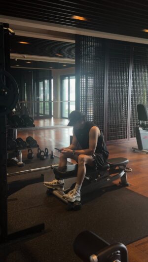 Chun Jung-myung Instagram - 운동 준비물 = 폰 🤭
다들 똑같지?