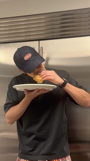 Chun Jung-myung Instagram - ASMR 🍃🫒🥖🥪
올리브는 씨가 없는 걸로 구매하시길……꼭..